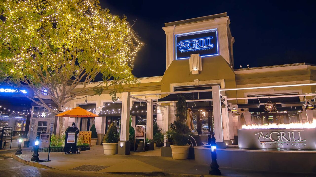 Restaurant Lighting in front of an upscale restaurant