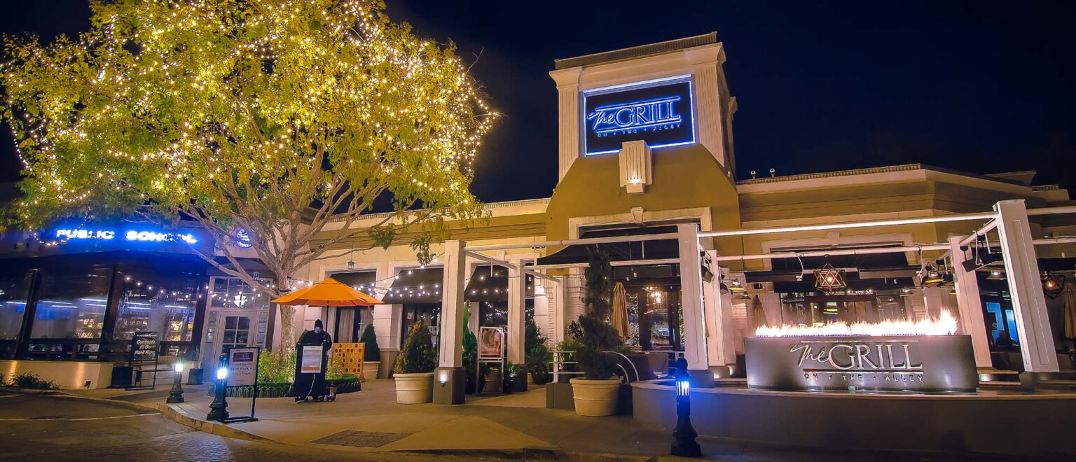 Restaurant Lighting in front of an upscale restaurant